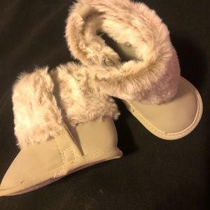 Baby boots with Velcro siding